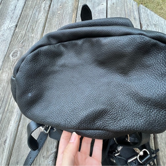 COPY - Vintage ROOTS CANADA Pebbled Leather Large Black Buckle drawstring backp… - Picture 14 of 16